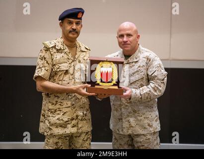 MANAMA, Bahrain (18. Mai 2022) USA Marinebrücke Gen. Farrell Sullivan, kommandierender General der Task Force 51/5. Marine Expeditionary Brigade, und Generalmajor Ghanem al Fadalah, stellvertretender Stabschef der Bahrain Defense Force Operations, posieren für ein Foto bei einem wichtigen Anführer, der Übung Neon Defender 22 in Bahrain am 18. Mai abgeschlossen hat. Neon Defender ist eine jährliche bilaterale Schulungsveranstaltung zwischen den USA Marinestreitkräfte Zentralkommando und Bahrain. Die Übung konzentriert sich auf die maritime Sicherheit, die Installationsverteidigung und die medizinische Reaktion. Stockfoto