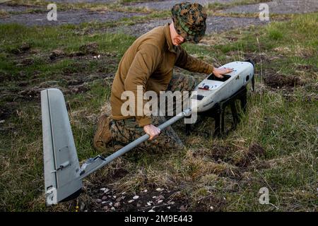 USA Der Marine Corps CPL. William Horton, ein unbemannter Luftfahrzeugsystembetreiber, der der Task Force 61/2 angeschlossen ist, baut während der Übung Hedgehog 22 in der Nähe von Saaremaa, Estland, am 19. Mai 2022 einen VXE-30 STALKER zusammen. Task Force 61/2 nimmt an der von Estland geführten Übung Siil 22 Teil (Hedgehog 22 in englischer Sprache). SIIL 22 vereint Mitglieder der estnischen Verteidigungskräfte und der USA Matrosen und Marines im Rahmen der Task Force 61/2 zur Verbesserung der Interoperabilität der Alliierten und zur Wahrung von Sicherheit und Stabilität im Ostseeraum. Stockfoto