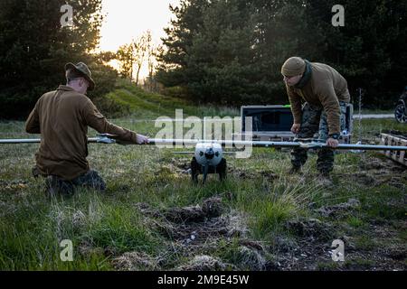 USA Marine Corps CPL. William Horton (links) und CPL Joel Ramirez, unbemannte Luftfahrzeugsystembetreiber der Task Force 61/2, bauen während der Übung Hedgehog 22 bei Saaremaa, Estland, am 19. Mai 2022 einen VXE-30 STALKER zusammen. Task Force 61/2 nimmt an der von Estland geführten Übung Siil 22 Teil (Hedgehog 22 in englischer Sprache). SIIL 22 vereint Mitglieder der estnischen Verteidigungskräfte und der USA Matrosen und Marines im Rahmen der Task Force 61/2 zur Verbesserung der Interoperabilität der Alliierten und zur Wahrung von Sicherheit und Stabilität im Ostseeraum. Stockfoto