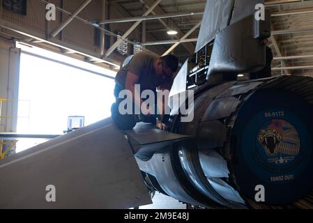 Staff Sgt. Luis Lopez-Rosales, 49. Equipment Maintenance Squadron, Flugzeuginspektion, Journeyman, installiert eine Schalttafel auf einer F-16 Viper, 18. Mai 2022, auf dem Luftwaffenstützpunkt Holloman, New Mexico. Um sicherzustellen, dass ein Flugzeug die Inspektion bestehen kann, müssen die Flugzeuge des Wartungsflugs das Flugzeug auseinandernehmen und nach 400 Flugstunden auf Abweichungen prüfen. Stockfoto