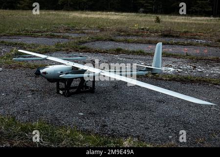 Ein unbemanntes Flugzeugsystem VXE-30 STALKER bereitet sich während der Übung Hedgehog 22 in der Nähe von Saaremaa, Estland, am 19. Mai 2022 auf den Start vor. Task Force 61/2 nimmt an der von Estland geführten Übung Siil 22 Teil (Hedgehog 22 in englischer Sprache). SIIL 22 vereint Mitglieder der estnischen Verteidigungskräfte und der USA Matrosen und Marines im Rahmen der Task Force 61/2 zur Verbesserung der Interoperabilität der Alliierten und zur Wahrung von Sicherheit und Stabilität im Ostseeraum. Stockfoto