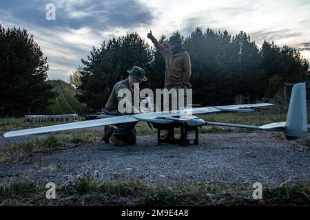 USA Marine Corps CPL. Jordan Chaussebite (links) und CPL. William Horton, unbemannte Luftfahrzeugsysteme Betreiber der Task Force 61/2, bauen ein unbemanntes Luftfahrzeugsystem VXE-30 STALKER während der Übung Hedgehog 22 bei Saaremaa, Estland, 19. Mai 2022. Task Force 61/2 nimmt an der von Estland geführten Übung Siil 22 Teil (Hedgehog 22 in englischer Sprache). SIIL 22 vereint Mitglieder der estnischen Verteidigungskräfte und der USA Matrosen und Marines im Rahmen der Task Force 61/2 zur Verbesserung der Interoperabilität der Alliierten und zur Wahrung von Sicherheit und Stabilität im Ostseeraum. Stockfoto