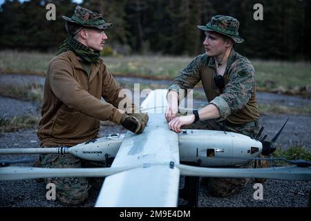 USA Marine Corps CPL. Jordan Chaussebite (rechts) und CPL. William Horton, unbemannte Luftfahrzeugsysteme Betreiber der Task Force 61/2, bauen während der Übung Hedgehog 22 bei Saaremaa, Estland, am 19. Mai 2022 ein unbemanntes Luftfahrzeugsystem VXE-30 STALKER zusammen. Task Force 61/2 nimmt an der von Estland geführten Übung Siil 22 Teil (Hedgehog 22 in englischer Sprache). SIIL 22 vereint Mitglieder der estnischen Verteidigungskräfte und der USA Matrosen und Marines im Rahmen der Task Force 61/2 zur Verbesserung der Interoperabilität der Alliierten und zur Wahrung von Sicherheit und Stabilität im Ostseeraum. Stockfoto