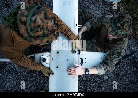 USA Marine Corps CPL. Jordan Chaussebite (rechts) und CPL. William Horton, unbemannte Luftfahrzeugsysteme Betreiber der Task Force 61/2, bauen während der Übung Hedgehog 22 bei Saaremaa, Estland, am 19. Mai 2022 ein unbemanntes Luftfahrzeugsystem VXE-30 STALKER zusammen. Task Force 61/2 nimmt an der von Estland geführten Übung Siil 22 Teil (Hedgehog 22 in englischer Sprache). SIIL 22 vereint Mitglieder der estnischen Verteidigungskräfte und der USA Matrosen und Marines im Rahmen der Task Force 61/2 zur Verbesserung der Interoperabilität der Alliierten und zur Wahrung von Sicherheit und Stabilität im Ostseeraum. Stockfoto