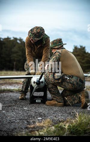 USA Marine Corps CPL. Jordan Chaussebite (rechts) und CPL. William Horton, unbemannte Luftfahrzeugbetreiber der Task Force 61/2, führen während der Übung Hedgehog 22 bei Saaremaa, Estland, am 19. Mai 2022 vor dem Flug Kontrollen an einem VXE-30 STALKER durch. Task Force 61/2 nimmt an der von Estland geführten Übung Siil 22 Teil (Hedgehog 22 in englischer Sprache). SIIL 22 vereint Mitglieder der estnischen Verteidigungskräfte und der USA Matrosen und Marines im Rahmen der Task Force 61/2 zur Verbesserung der Interoperabilität der Alliierten und zur Wahrung von Sicherheit und Stabilität im Ostseeraum. Stockfoto