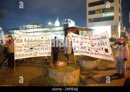 18. Januar 2023, Hessen, Frankfurt/Main: Während der Räumung stehen Demonstranten mit Protestbannern vor dem Fechenheim-Wald. Die Hausbesetzer protestieren gegen die geplante Erweiterung der A66 Jahre mit dem Riederwaldtunnel, denn dafür müssen etwa 1000 Bäume gefällt werden. Foto: Sebastian Gollnow/dpa Stockfoto