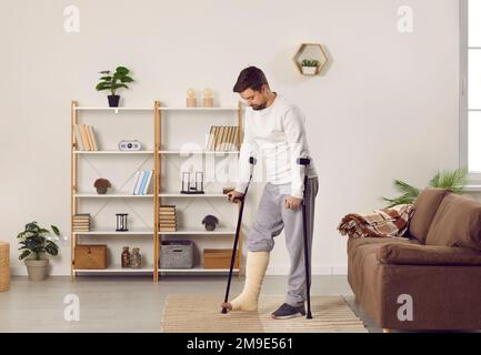 Ein ungesunder Kerl, der sich nach einem Sturz von einer Körperverletzung erholt. Stockfoto