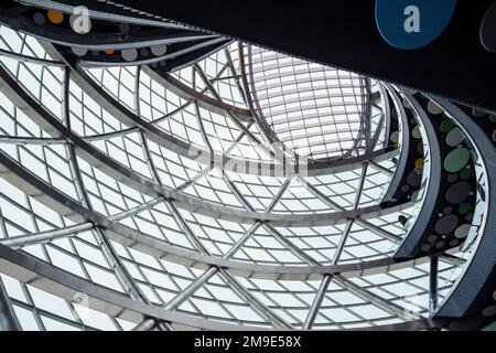 Astana, Kasachstan - 10.22.2022: Glaskuppel der nur-Alem-Kugel im Ausstellungsbereich der EXPO 2017. Futuristisches Interieur. Glasdach mit Solarpaneelen und l Stockfoto