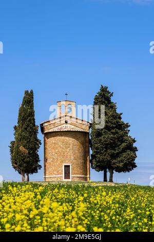 Cappella della Madonna di Vitaleta, eine berühmte Kapelle im Val d'Orcia in der Toskana, Italien. Stockfoto