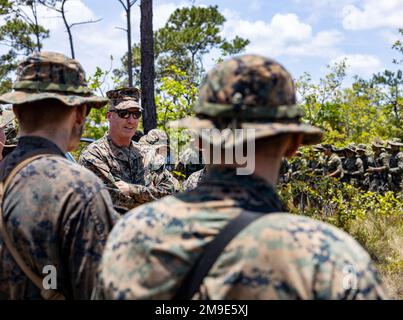 USA Marinekorps Brigade. General Michael E. McWilliams, der stellvertretende Befehlshaber der Marine Forces Reserve und Marine Forces South, spricht mit den Marines der India Company, 3. Bataillon, 25. Marineregiment, 4. Marine Division, nach ihrem Höhepunkt während der Übung Tradewinds 2022 (TW22) in Guacamallo Bridge, Belize, am 18. Mai 2022. Das gipfelnde Ereignis fand auf der Guacamallo-Brücke statt, die aus verschiedenen Ereignissen bestand: Entsendung von Sicherheitskräften, Hinterhalt und taktische Feldpflege. TW22 ist ein US-amerikanisches Vom Kommando Süd gesponserte, multidimensionale karibische Übung, durchgeführt in der gro Stockfoto