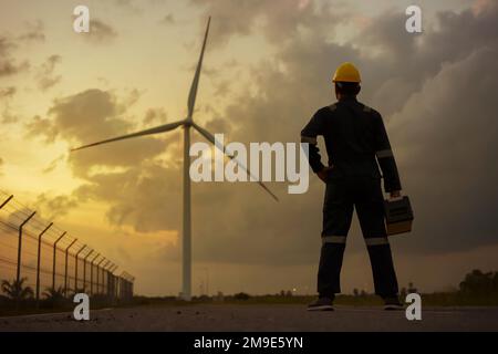 Asiatischer Ingenieur bereitet und prüft eine sichere Windturbine im Windpark vor. Stockfoto