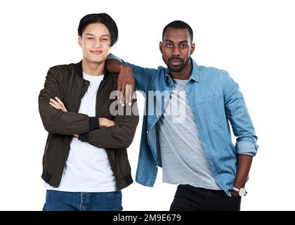 Mode, Herren und Porträt von Freunden in einem Studio mit lässigen, stylischen und trendigen coolen Outfits. Rasse, Freundschaft und junge männliche Models Stockfoto