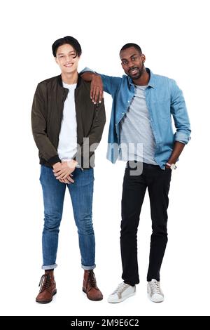 Happy, Freunde und Männer Mode Portrait des ganzen Körpers in trendy, cool und lässiger Personenstil. Glück in der zwischenrassischen Freundschaft junger Menschen Stockfoto