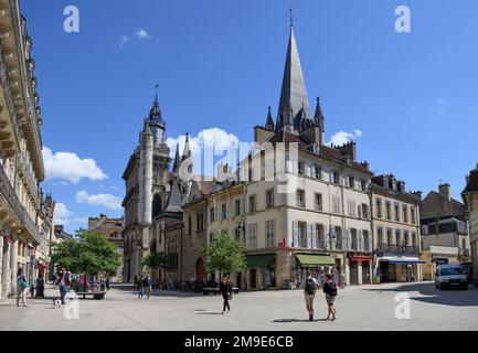 Straßenszene auf dem Place Notre-Dame, Dijon, Departement Cote Dor, Region Bourgogne-Franche-Comte, Burgund, Frankreich Stockfoto