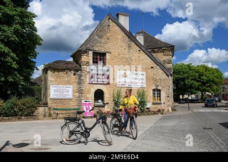 Radfahrer vor dem Chateau de Savigny, Weingut, Savigny-les-Beaune, Departement Cote-d'Or, Burgund, Frankreich Stockfoto