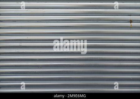 Stahllinie, grauer Hintergrund mit vertikaler Textur, silberne alte Metallplatte, alte Platte Stockfoto