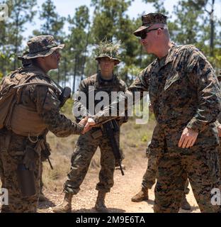 USA Marinekorps Brigade. Gen. Michael E. McWilliams, stellvertretender Befehlshaber der Marine Forces Reserve und Marine Forces South, überreicht Lance CPL. Brandon Cedeno mit India Company, 3. Bataillon, 25. Marine Regiment, 4. Marine Division, für seine herausragende Führung während der Übung Tradewinds 2022 (TW22) an der Guacamallo Bridge, Belize, Am 18. Mai 2022. TW22 ist ein US-amerikanisches Vom Southern Command gesponserte, multidimensionale Übung im karibischen Raum, die im Boden-, Luft-, See- und Cyberbereich durchgeführt wird und den teilnehmenden Nationen die Möglichkeit bieten soll, gemeinsame, kombinierte und durchzuführen Stockfoto