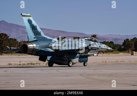 Ein F-16C Falcon, der dem 64. Aggressor-Geschwader zugeteilt wurde, Taxis vor einer Trainingsmission in Nellis AFB, Nevada, 18. Mai 2022. Aggressorenpiloten sind hochqualifiziert in US- und Gegner-Taktiken. Sie vermitteln den US-Streitkräften und den alliierten Streitkräften während der Übungen Realismus. Stockfoto