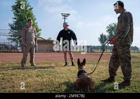 Die dem 39. Sicherheitsgeschwader zugeteilten Luftwaffe führen während der National Police Week am Luftwaffenstützpunkt Incirlik, Türkei, am 20. Mai 2022 eine Demonstration mit militärisch arbeitenden Hunden durch. 1962 erklärte Präsident John F. Kennedy den 15. Mai zum Memorial Day für nationale Friedensoffiziere und die Kalenderwoche, in die der 15. Mai fällt, zur National Police Week. Die National Police Week ist eine besondere Anerkennung für die Strafverfolgungsbeamten, die in Ausübung ihrer Pflicht zur Sicherheit und zum Schutz anderer ihr Leben verloren haben. Stockfoto