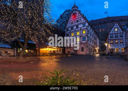 Historisches Stadthaus aus dem Jahr 1489, Pilatus-Haus in der Dämmerung, Tiergaertnertorplatz, Nürnberg, Mittelfrankreich, Bayern, Deutschland Stockfoto