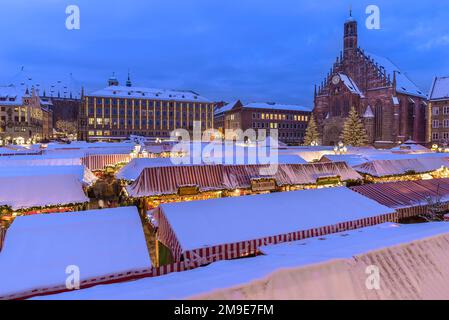 Winter Christkindlesmarkt mit Frauenkirche rechts, Nürnberg, Mittelfrankreich, Bayern, Deutschland Stockfoto