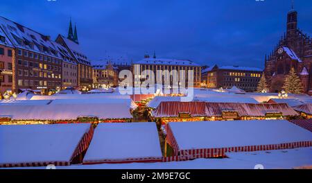 Winter Christkindlesmarkt mit Frauenkirche rechts, Nürnberg, Mittelfrankreich, Bayern, Deutschland Stockfoto