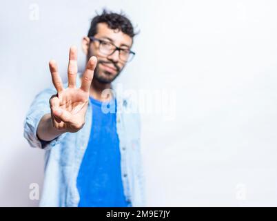 Porträt von Menschen, die Nummer drei auf isoliertem Hintergrund zählen. Personenhand zählt Nummer drei. Die Hand eines gutaussehenden Mannes zeigt Nummer drei Stockfoto