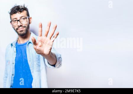 Porträt von Menschen, die Nummer fünf auf isoliertem Hintergrund zählen. Personenhand zählt Nummer fünf. Hübsche Männerhand zeigt Nummer fünf, Mann zählt Stockfoto