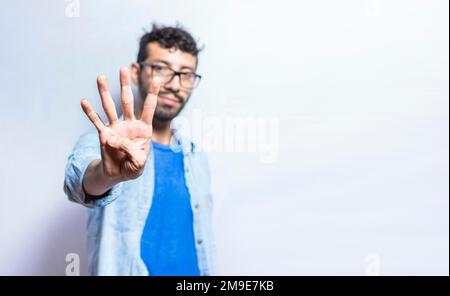 Porträt von Leuten, die Nummer vier auf isoliertem Hintergrund zählen. Personenhand zählt Nummer vier. Die Hand eines gutaussehenden Mannes zeigt Nummer vier Stockfoto