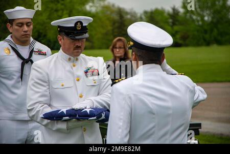 LIBERTYVILLE, Illinois (18. Mai 2022) Matrosen, die der Marinestation Great Lakes zugeteilt sind, nehmen an einer Beerdigung für einen Navy Veteran Teil. Die Beerdigungen der Navy dienen der stolzen amerikanischen Tradition ehrenwerter Dienste, die Männer und Frauen der Navy ihrem Land erwiesen haben. Unsere Nation betrachtet das Gedenken an ihr Militär als ehrenhafte und heilige Verpflichtung. Stockfoto