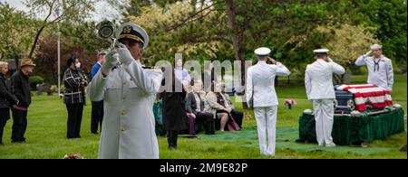 LIBERTYVILLE, Illinois (18. Mai 2022) Matrosen, die der Marinestation Great Lakes zugeteilt sind, nehmen an einer Beerdigung für einen Navy Veteran Teil. Die Beerdigungen der Navy dienen der stolzen amerikanischen Tradition ehrenwerter Dienste, die Männer und Frauen der Navy ihrem Land erwiesen haben. Unsere Nation betrachtet das Gedenken an ihr Militär als ehrenhafte und heilige Verpflichtung. Stockfoto