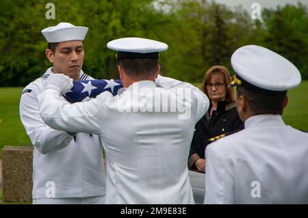 LIBERTYVILLE, Illinois (18. Mai 2022) Matrosen, die der Marinestation Great Lakes zugeteilt sind, nehmen an einer Beerdigung für einen Navy Veteran Teil. Die Beerdigungen der Navy dienen der stolzen amerikanischen Tradition ehrenwerter Dienste, die Männer und Frauen der Navy ihrem Land erwiesen haben. Unsere Nation betrachtet das Gedenken an ihr Militär als ehrenhafte und heilige Verpflichtung. Stockfoto