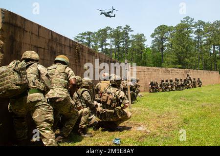 Das Royal Bermuda Regiment bereitet sich auf einen MV-22B Osprey vor, der am 17. Mai 2022 bei den Militäroperationen im städtischen Terrain im Marinekorps-Basislager Lejeune, North Carolina, an Bord geht. MCB Camp Lejeune war Gastgeber des Royal Bermuda Regiment während des Trainingsinsel-Kriegers. Durch diese Maßnahme wurde die Partnerschaft zwischen dem Royal Bermuda Regiment und den USA gestärkt Das Marinekorps sowie die von der Basis bereitgestellten Schulungen und Ressourcen verbesserten die Kampffähigkeiten und die Bereitschaft des Königlichen Bermuda-Regiments. Stockfoto