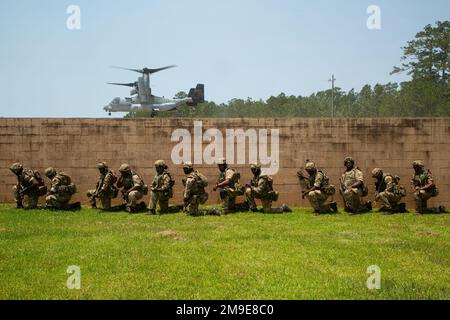 Das Royal Bermuda Regiment bereitet sich auf einen MV-22B Osprey vor, der am 17. Mai 2022 bei den Militäroperationen im städtischen Terrain im Marinekorps-Basislager Lejeune, North Carolina, an Bord geht. MCB Camp Lejeune war Gastgeber des Royal Bermuda Regiment während des Trainingsinsel-Kriegers. Durch diese Maßnahme wurde die Partnerschaft zwischen dem Royal Bermuda Regiment und den USA gestärkt Das Marinekorps und die zwei Streitkräfte sowie die von der Basis bereitgestellten Ausbildungsmaßnahmen und Ressourcen verbesserten die Kampffähigkeiten und die Bereitschaft des Königlichen Bermuda-Regiments. Stockfoto