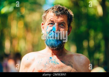 VICHUGA, RUSSLAND - 17. JUNI 2018: Festival of Colors Holi. Porträt eines Mannes mit einem Gesicht in Farbe Stockfoto