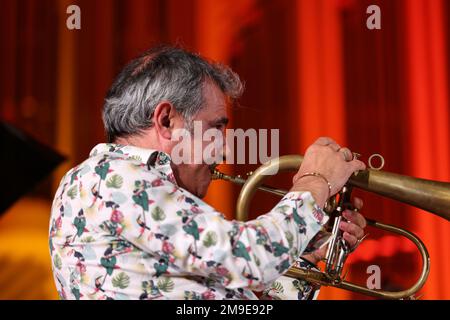 Krakau, Polen - 4. Juli 2022: Adam Baldych Quartett und Paolo Fresu live auf der Bühne der Krakauer Philharmonie beim Summer Jazz Festival in Krakau, Polen Stockfoto