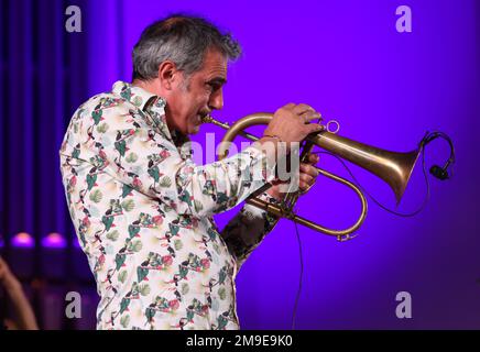 Krakau, Polen - 4. Juli 2022: Adam Baldych Quartett und Paolo Fresu live auf der Bühne der Krakauer Philharmonie beim Summer Jazz Festival in Krakau, Polen Stockfoto