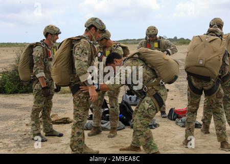 Mitglieder der 7. Special Forces Group (Airborne) führen einander Jumpmaster Personnel Inspection (JMPI) durch, bevor sie HALO-Sprünge aus großer Höhe und niedriger Öffnung (HALO) von einem MH-60 Blackhawk in Manta, Ecuador, am 19. Mai 2022 durchführen. Die ecuadorianischen Streitkräfte und die US-Streitkräfte führen ab Mai 6-27 einen routinemäßigen militärischen Austausch zwischen den Städten Manta und Latacunga durch. Bilaterale Austauschmaßnahmen ermöglichen es beiden Militärs, die taktische Bereitschaft für künftige Einsätze zu stärken, die Bereitschaft aufrechtzuerhalten und das fortgesetzte Engagement bei der Reaktion auf sich abzeichnende Sicherheitskrisen und Naturkatastrophen zu unterstützen. (USA Militärfotos von Sta Stockfoto