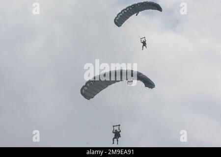 Mitglieder der 7. Special Forces Group (Airborne) bereiten sich auf die Landung vor, während sie in Manta Ecuador, 19. Mai 2022, hochgelegene HALO-Sprünge (Low Opening) durchführen. Das ecuadorianische Militär und die US-Streitkräfte führen ab Mai 6-27 routinemäßige militärische Austausche zwischen den Städten Manta und Latacenta durch. Der bilaterale Austausch ermöglicht es beiden Militärs, die taktische Bereitschaft für künftige Operationen zu stärken, die Bereitschaft aufrechtzuerhalten und das Engagement für die Reaktion auf aufkommende Sicherheitskrisen und Naturkatastrophen zu unterstützen. ( Fotos der US-Armee von Staff Sgt. Matthew Griffith) Stockfoto