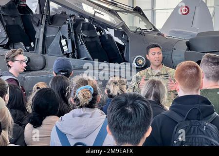 Chief Warrant Officer 3 Maximillian Wannelius, ein Apache-Pilot vom 1-3.-Attack 'Viper' Bataillon, 12. Combat Aviation Brigade diskutiert die Fähigkeiten des AH-64D Apache Longbow Hubschraubers mit Studenten der NATO Field School and Simulation Program am Luftwaffenstützpunkt Lielvārde, Lettland, am 18. Mai 2022. 12 CAB ist unter anderem dem V Corps, dem Forward Disponated Corps in Europa, zugeordnet, das mit den NATO-Alliierten und regionalen Sicherheitspartnern zusammenarbeitet, um Kampfkräfte bereitzustellen, gemeinsame und multinationale Übungen durchzuführen und das Kommando und die Kontrolle über alle Rotationstruppen zu behalten Stockfoto