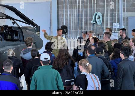 Oberbefehlshaber 3 Maximillian Wannelius, ein Apache-Pilot vom 1-3. Angriffsbataillon, 12. Combat Aviation Brigade beantwortet Fragen zu den Fähigkeiten des AH-64D Apache Longbow Helikopter Forward Longbow Infrarotradar (FLIR) mit Schülern der NATO Field School and Simulation Program am Luftwaffenstützpunkt Lielvārde. Lettland am 18. Mai 2022. 12 die CAB ist unter anderem dem V Corps, dem Forward Disponated Corps in Europa, zugeordnet, das mit den NATO-Alliierten und regionalen Sicherheitspartnern zusammenarbeitet, um Kampfkräfte bereitzustellen, gemeinsame und multinationale Übungen durchzuführen und Retai durchzuführen Stockfoto