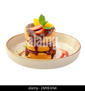 Ein Stapel Pfannkuchen mit Schokolade und Obst Stockfoto