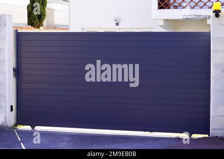 Automatisches Schiebetor des modernen Hauses in dunkelgrau Stockfoto