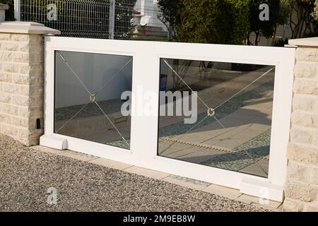 Glasschiebetür Portal Straße Vorort Haus weißes Metall Aluminium Haus Tor Garten Tür Stockfoto
