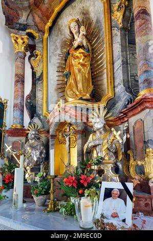 Seitenaltar, Kirche St. Peter und Paul, Bad Petersthal, Allgaeu, Bayern, Deutschland Stockfoto