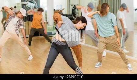 Expressive teen girl tanzen Krump im choreografischen Studio Stockfoto