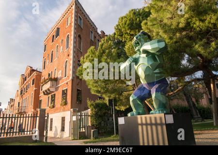 Ein Blick auf die Skulptur Wild Kong des Künstlers Richard Orlinski, die während der Biennale von Venedig 2022 in den Gärten der Marinaressa zu sehen war Stockfoto