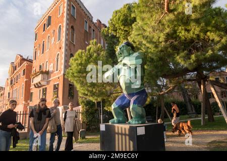 Ein Blick auf die Skulptur Wild Kong des Künstlers Richard Orlinski, die während der Biennale von Venedig 2022 in den Gärten der Marinaressa zu sehen war Stockfoto