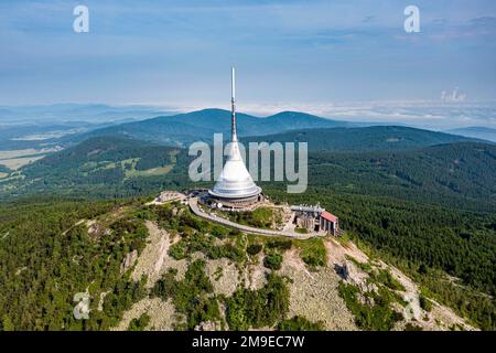 Luftaufnahme des Jested Fernsehturms, höchster Berggipfel Jested, Tschechische Republik Stockfoto