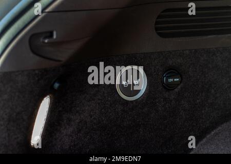 Rücksitze umgeklappt. Hebel zum einfachen Umklappen der Rücksitze. Ein neues Auto ist drin. Stockfoto